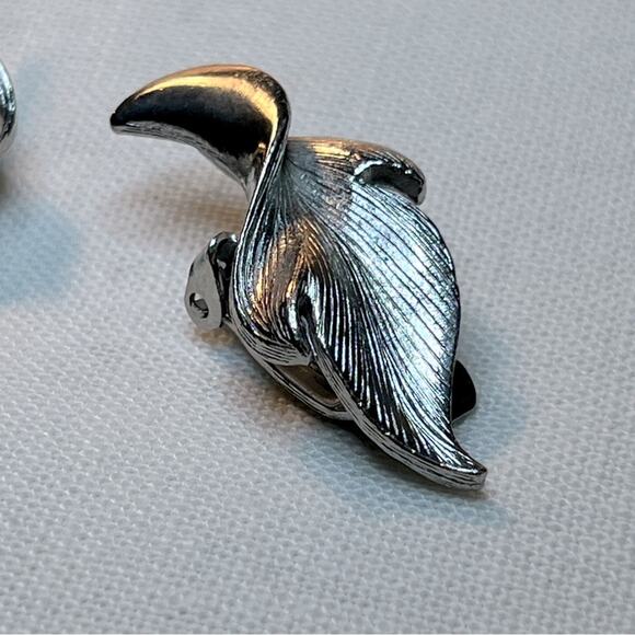 JUDY LEE VINTAGE 1950 MID CENTURY FAUX SILVER CURVY LEAF CLIP ON EARRINGS - Picture 4 of 11